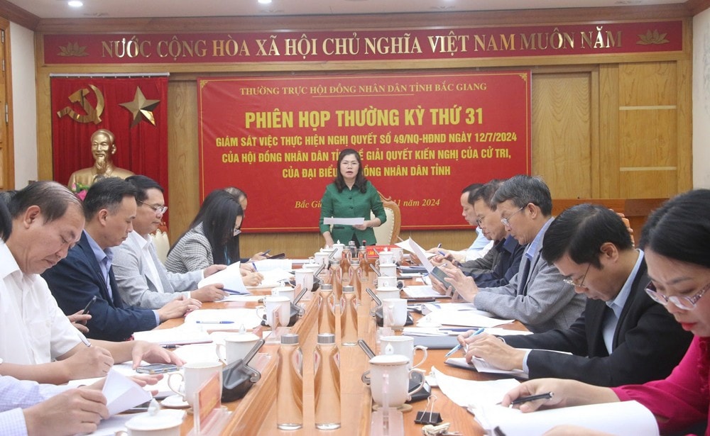 Phó Chủ tịch Thường trực HĐND tỉnh Lâm Thị Hương Thành chủ trì Phiên họp thường kỳ thứ 31 của Thường trực HĐND tỉnh