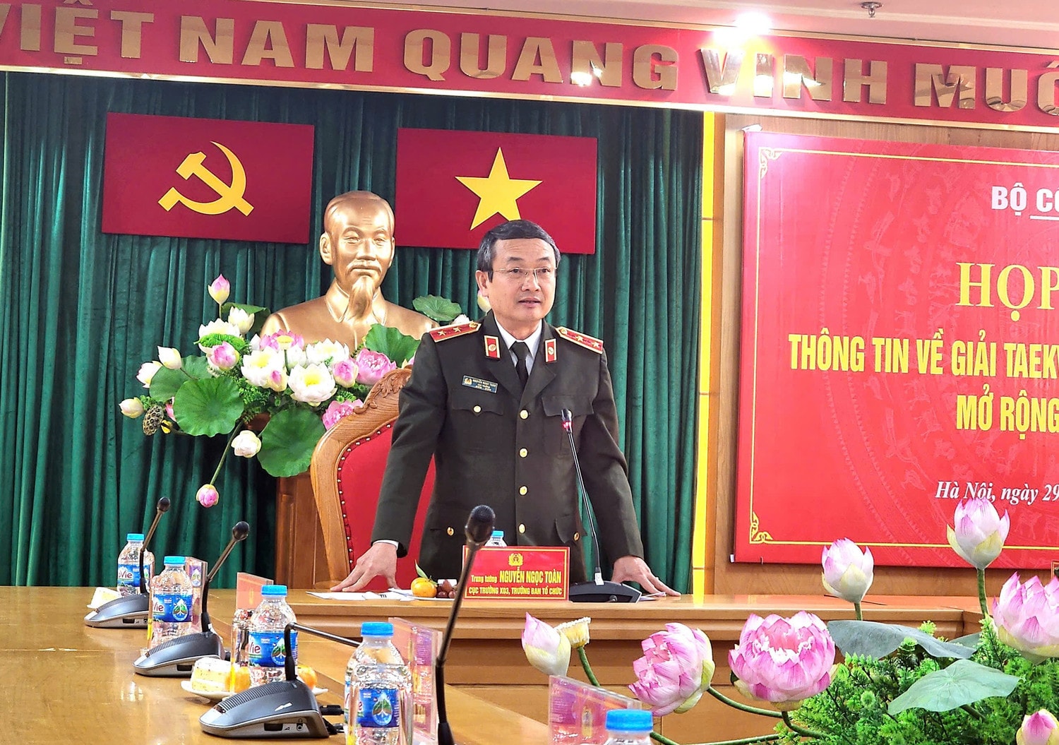 Cục trưởng Cục Công tác đảng và Công tác chính trị Trung tướng Nguyễn Ngọc Toàn phát biểu tại buổi họp báo