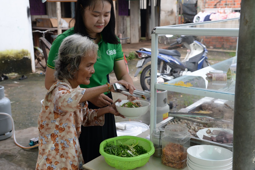 Nhiều người cho biết cô Thuý nấu ăn khá ngon, lại sống chân thật, cởi mở với hàng xóm láng giềng nên họ sẽ luôn ủng hộ quán hủ tíu của cô