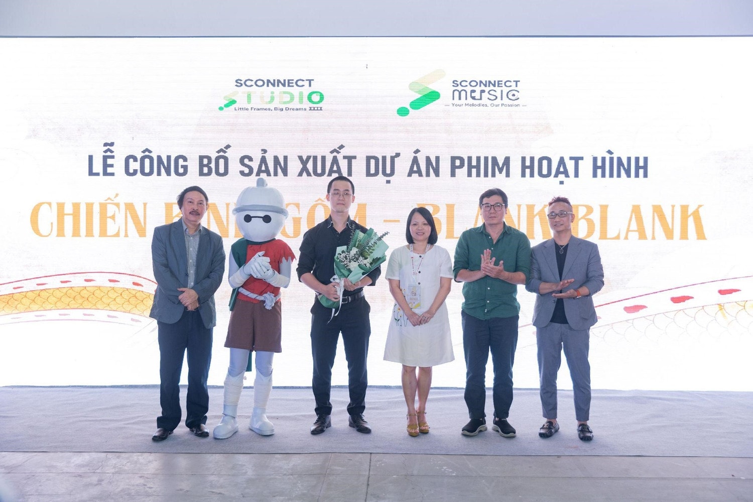 NSND. Phạm Ngọc Tuấn (ngoài cùng bên trái) trao hoa cho đại diện êkíp làm phim “Chiến binh gốm - Blank Blank”. Ảnh: BTC