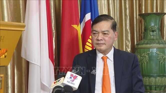 Đại sứ Việt Nam tại Singapore Mai Phước Dũng trả lời phỏng vấn TTXVN. Ảnh: Tất Đạt/TTXVN