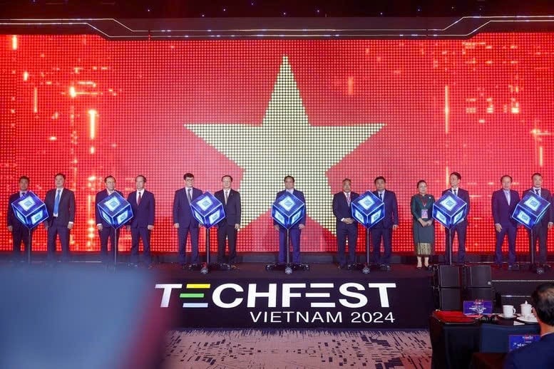 Thủ tướng Phạm Minh Chính cùng các đại biểu thực hiện nhấn nút Khai mạc Ngày hội Khởi nghiệp sáng tạo - Techfest Việt Nam năm 2024