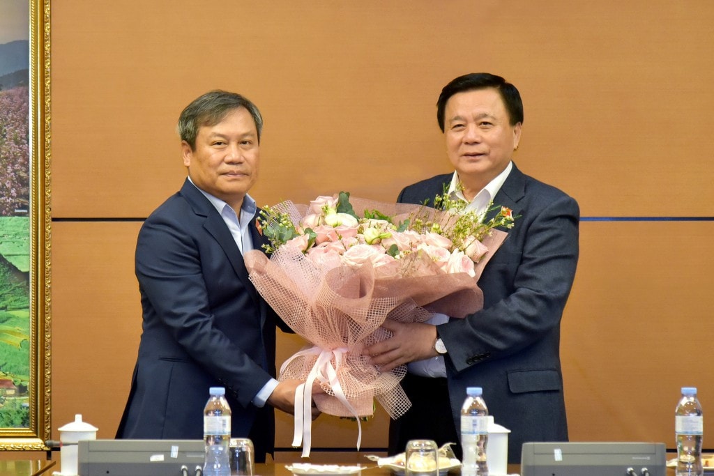 dong-chi-nguyen-xuan-thang-uy-vien-bo-chinh-tri-chu-tich-hoi-dong-ly-luan-trung-uong-giam-doc-hoc-vien-chinh-tri-quoc-gia-ho-chi-minh-tang-hoa-chuc-mung-dong-chi-vu-dai-thang-bi-thu-tinh-uy.jpg