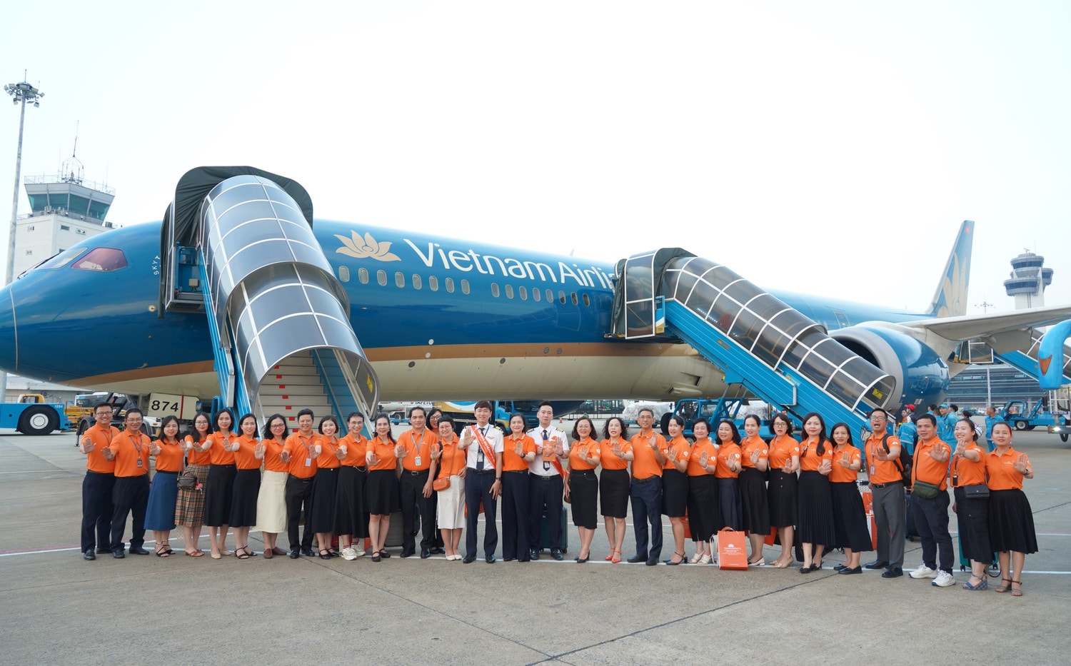 anh-5-chuyen-bay-to-cam-la-hoat-dong-vietnam-airlines-huong-ung-chien-dich-cua-un-women-phat-dong-de-keu-goi-doan-ket-hanh-dong-cham-dut-bao-luc-tren-co-so-gioi-anh-vna.jpg