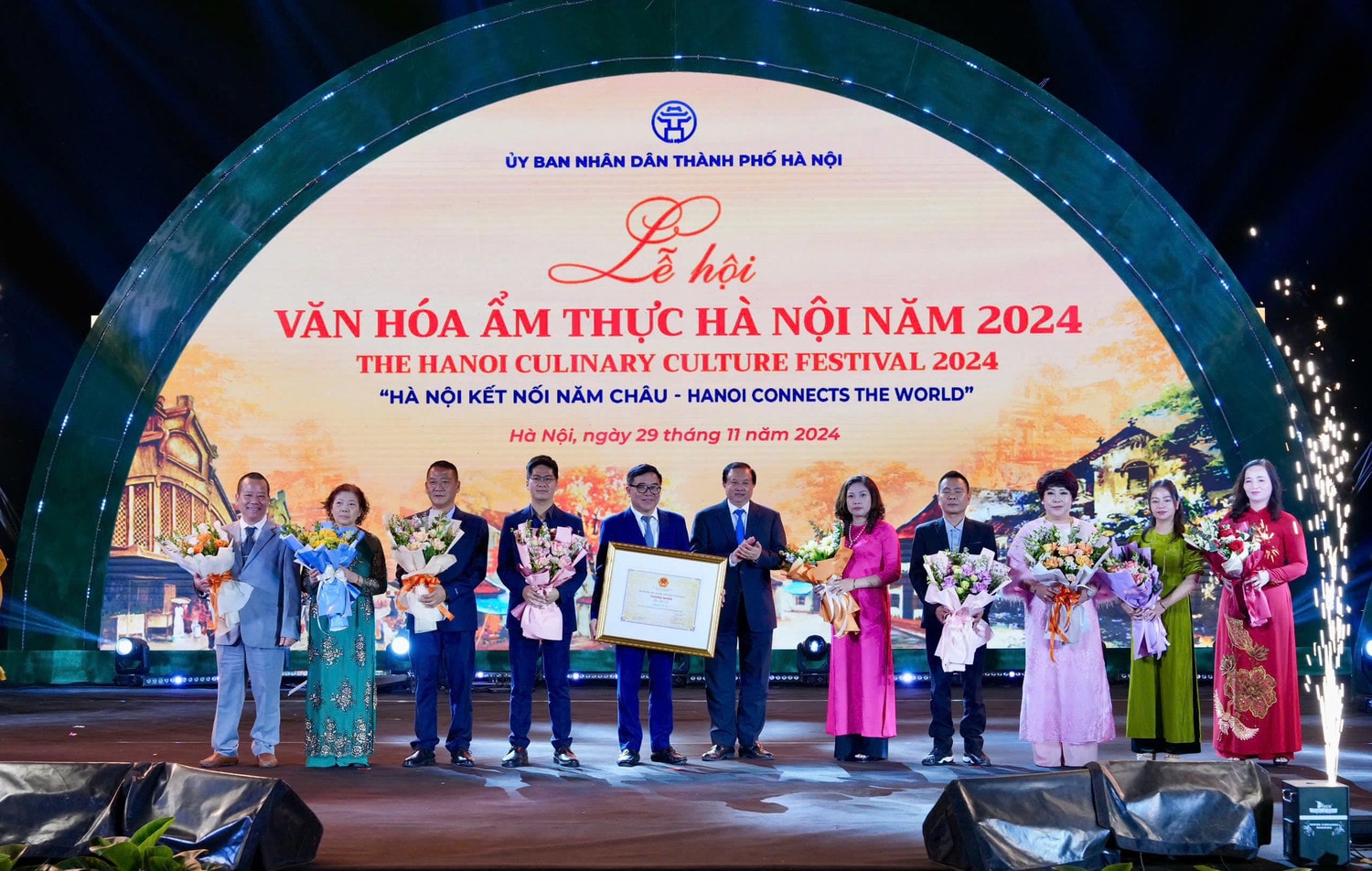 Thứ trưởng Bộ Văn hóa, Thể thao và Du lịch Tạ Quang Đông trao Bằng chứng nhận phở Hà Nội là Di sản văn hóa phi vật thể quốc gia
