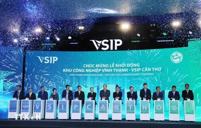At a the ceremony to kick start construction of Vinh Thanh Industrial Park - the Vietnam - Singapore Industrial Park (VSIP) in Can Tho city . (Photo: VNA) At a the ceremony to kick start construction of Vinh Thanh Industrial Park - the Vietnam - Singapore Industrial Park (VSIP) in Can Tho city . (Photo: VNA)