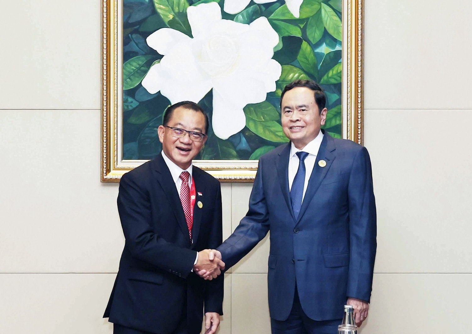 NA Chairman Tran Thanh Man shaked hand with Speaker of the Singaporean Parliament Seah Kian Peng on the sidelines of the 45th AIPA General Assembly in Lao PDR. Photo: Thong Nhat img-3558.jpg
