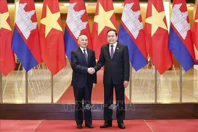 National Assembly (NA) Chairman Tran Thanh Man (R) meets with Cambodian King Preah Bat Samdech Preah Boromneath Norodom Sihamoni. (Photo: VNA) National Assembly (NA) Chairman Tran Thanh Man (R) meets with Cambodian King Preah Bat Samdech Preah Boromneath Norodom Sihamoni. (Photo: VNA)