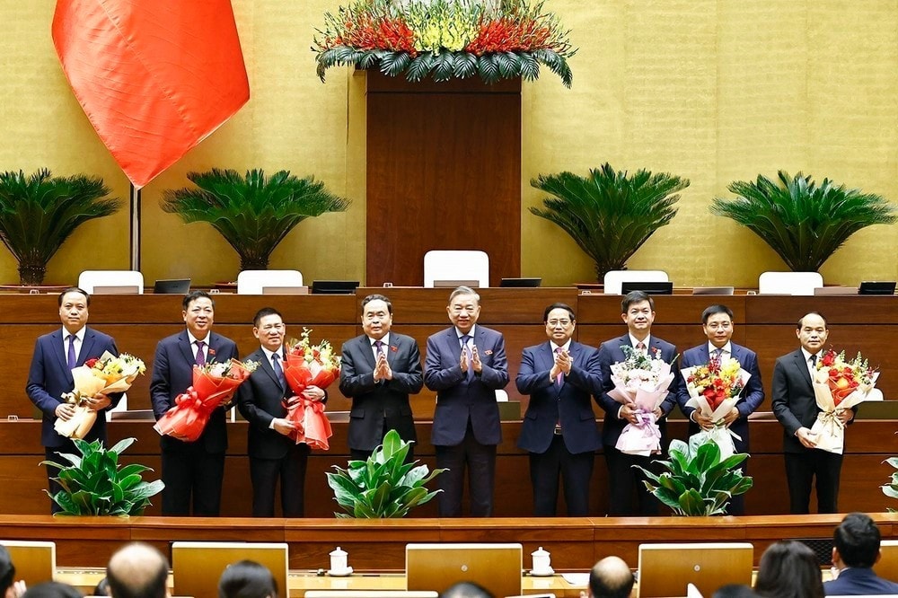 Party General Secretary To Lam (C), Prime Minister Pham Minh Chinh (4th from right) and NA Chairman Tran Thanh Man (4th from left) congratulate the newly-appointed ministers and justices of the Supreme People's Court. (Photo: VNA) Party General Secretary To Lam (C), Prime Minister Pham Minh Chinh (4th from right) and NA Chairman Tran Thanh Man (4th from left) congratulate the newly-appointed ministers and justices of the Supreme People's Court. (Photo: VNA)