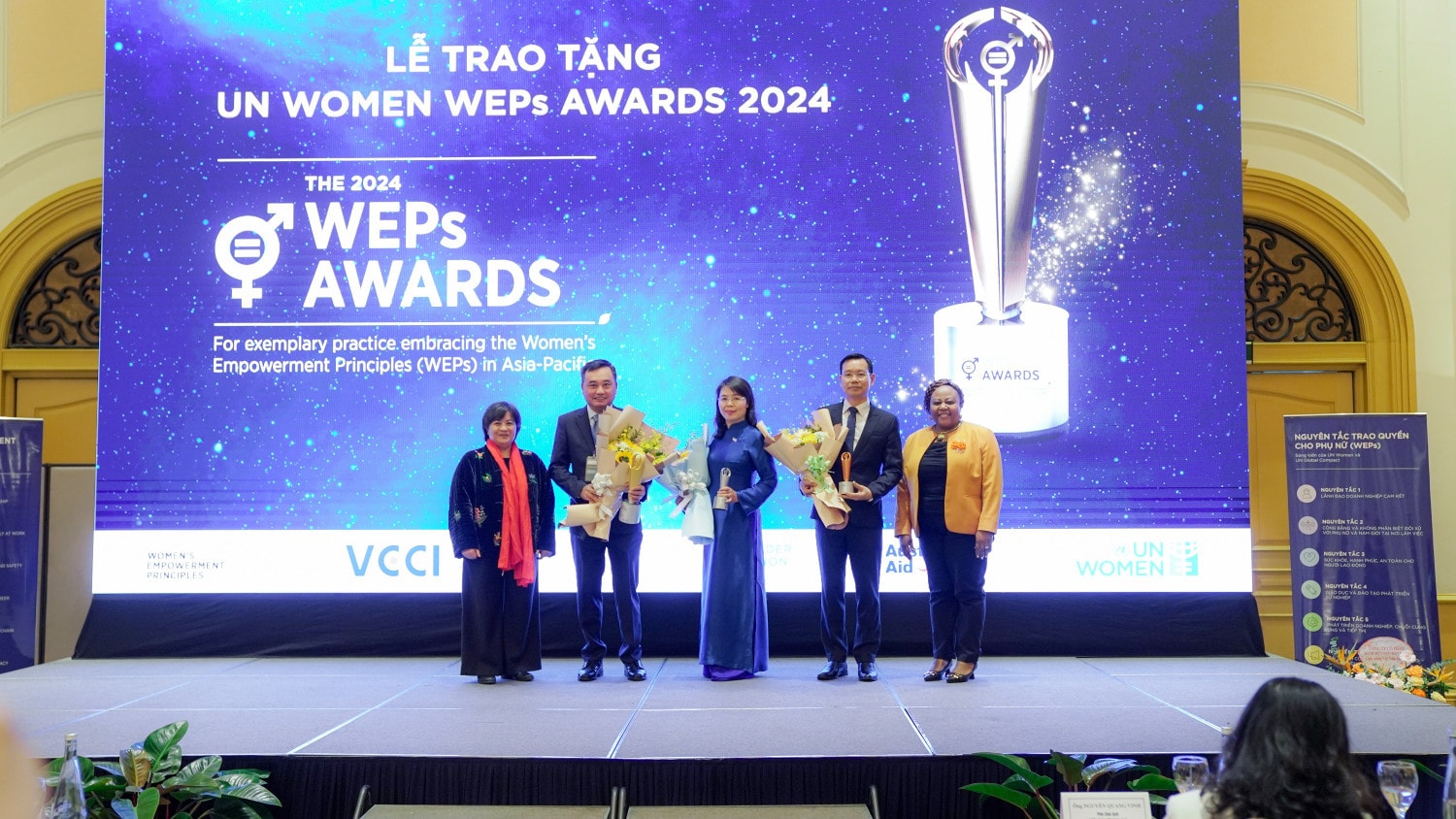 anh-2-vna-cung-cac-don-vi-nhan-giai-thuong-tai-le-trao-giai-thuc-hien-nguyen-tac-trao-quyen-cho-phu-nu-anh-vna.jpg