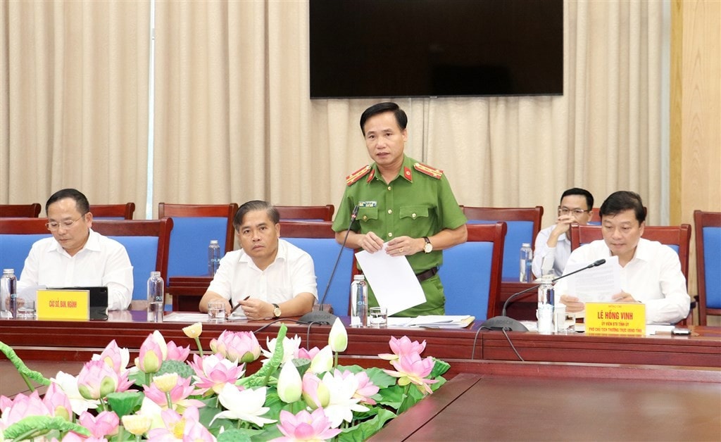 Lãnh đạo Công an tỉnh báo cáo công tác phòng, chống tội phạm liên quan đến “tín dụng đen” và sử dụng công nghệ cao để lừa đảo, chiếm đoạt tài sản
