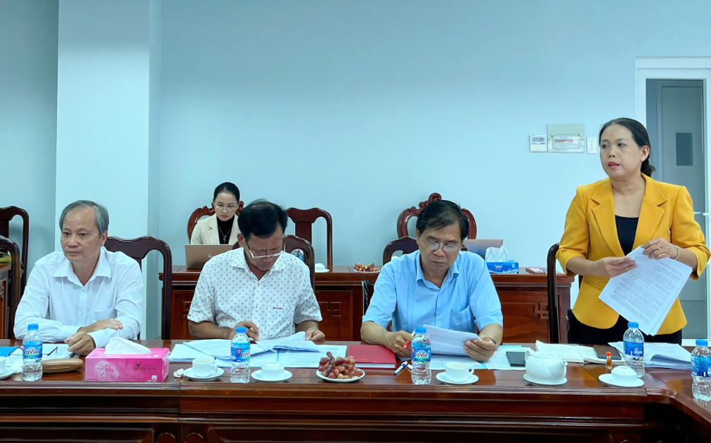 Các đại biểu trao đổi, làm rõ một số nội dung tại cuộc làm việc với Cục Thuế tỉnh Vĩnh Long. Ảnh: Hữu Tài