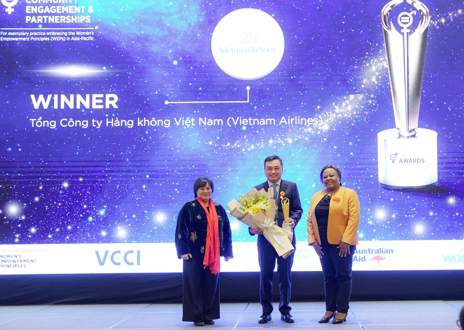 anh-1-vietnam-airlines-vinh-du-nhan-giai-nhat-hang-muc-binh-dang-gioi-thong-qua-tham-gia-cong-dong-va-quan-he-doi-tac-anh-vna.jpg