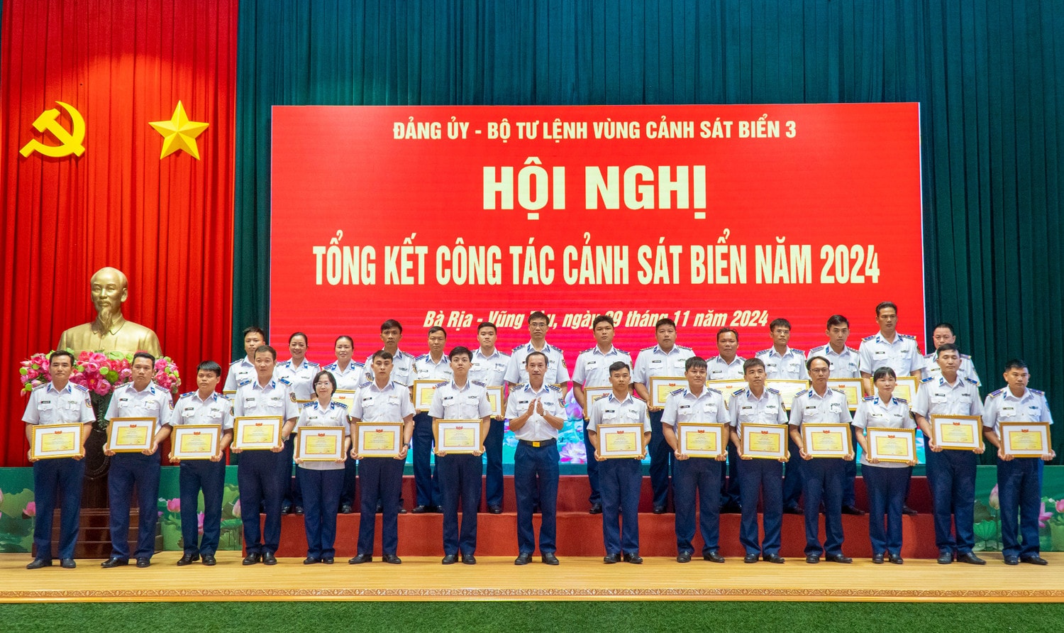 dai-ta-le-van-tu-chinh-uy-bo-tu-lenh-vung-canh-sat-bien-3-khen-thuong-cac-ca-nhan-co-thanh-tich-tieu-bieu-trong-phong-trao-thi-dua-quyet-thang-nam-2024-2.jpg