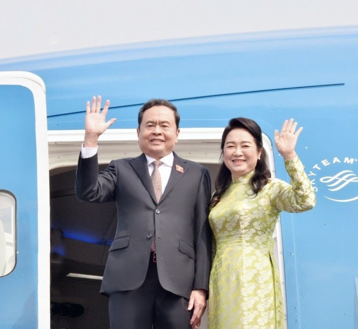 National Assembly (NA) Chairman Tran Thanh Man and his spouse Nguyen Thi Thanh Nga leave Hanoi at noon on December 1 for official visits to Singapore and Japan. (Photo: VNA) 010.jpg