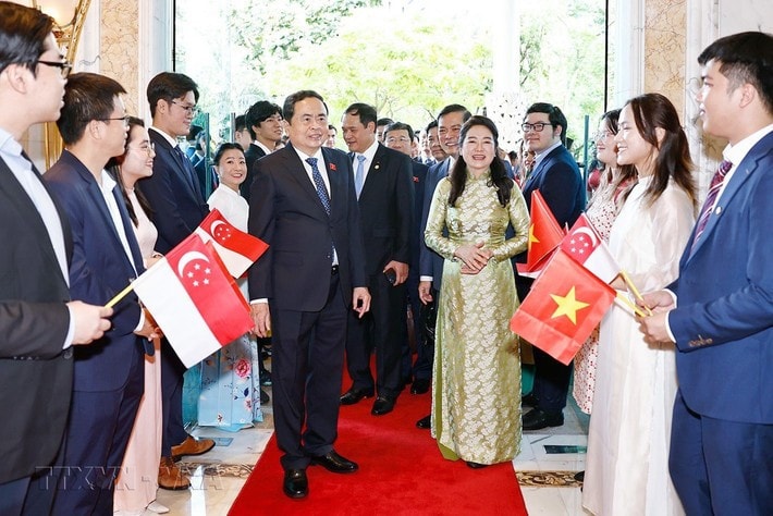 National Assembly Chairman Tran Thanh Man is greeted at Changi Airport. (Photo: Doan Tan) cong-dong-viet-a3.jpg