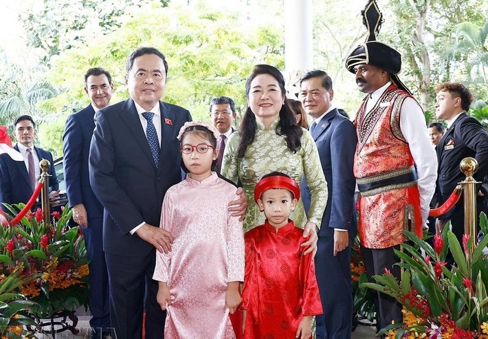 National Assembly Chairman Tran Thanh Man is greeted at Changi Airport. (Photo: Doan Tan) cong-dong-viet.jpg