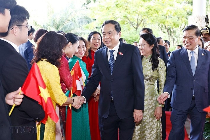 NA Chairman Tran Thanh Man shakes hands with a representative of the Vietnamese community in Singapore (Photo: Doan Tan) cong-dong-viet-a2.jpg