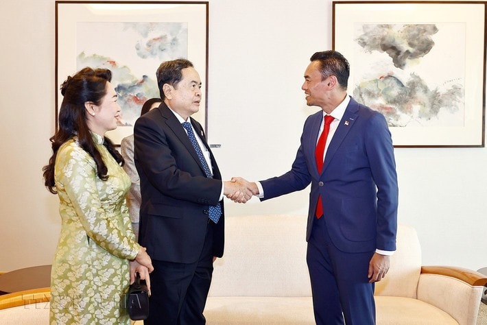 NA Chairman Tran Thanh Man was greeted at Changi Airport by member of the Singaporean Parliament Wan Rizal, who is also member of the Singapore - Southeast Asia Parliamentary Friendship Group. Photo: Doan Tan ctqh-den-sing-a2.jpg
