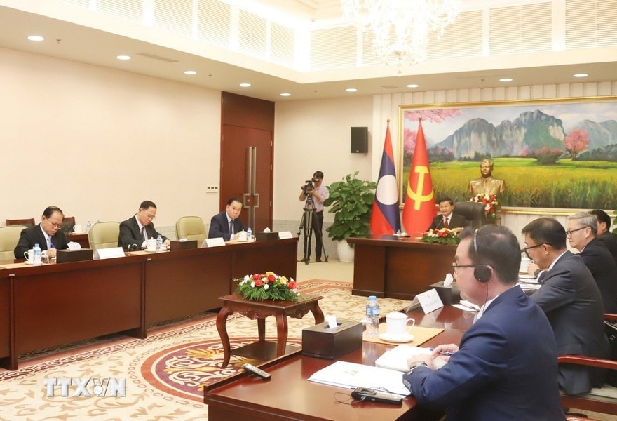 Tổng Bí thư, Chủ tịch nước Lào Thongloun Sisoulith và Đoàn đại biểu cấp cao Đảng NDCM Lào tại buổi điện đàm. Ảnh: Xuân Tú/PV TTXVN tại Lào