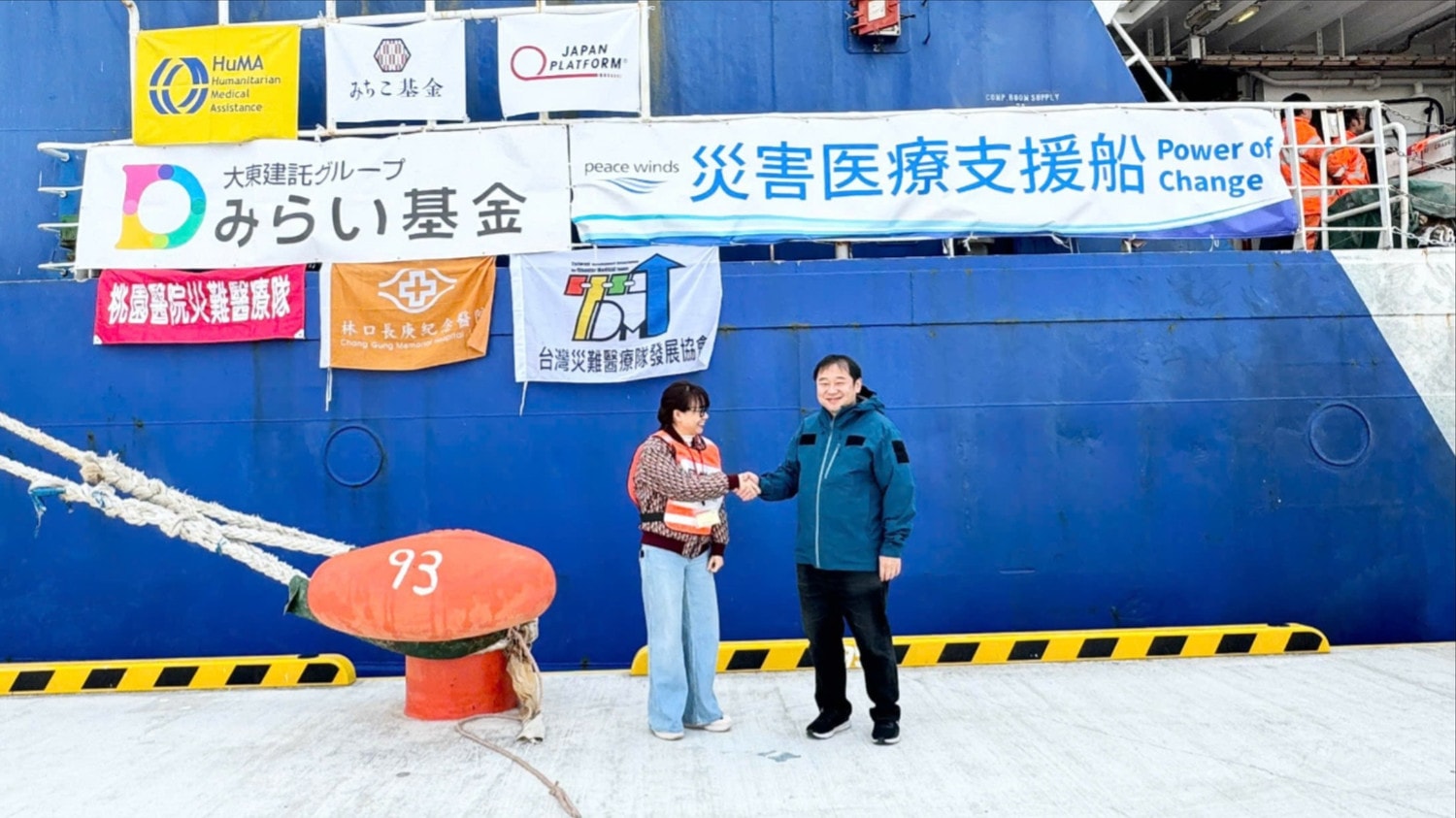 Bà Đặng Thị Hiền và Giám đốc đại diện Peace Winds Japan Oinishi Kensuke