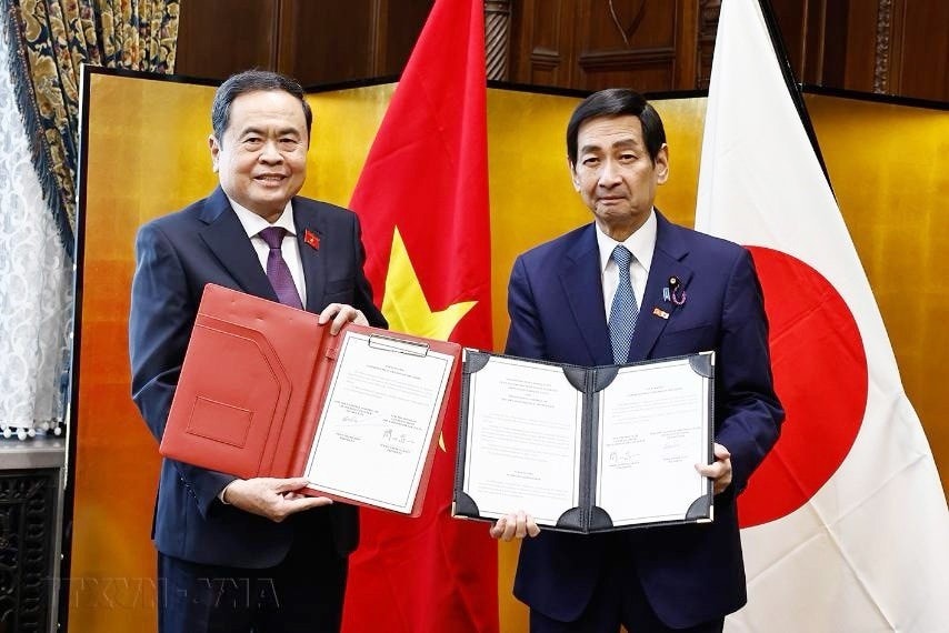 Chủ tịch Quốc hội Trần Thanh Mẫn và Chủ tịch Thượng viện Nhật Bản Sekiguchi Masakazu trao đổi văn kiện hợp tác. Ảnh: Doãn Tấn/TTXVN