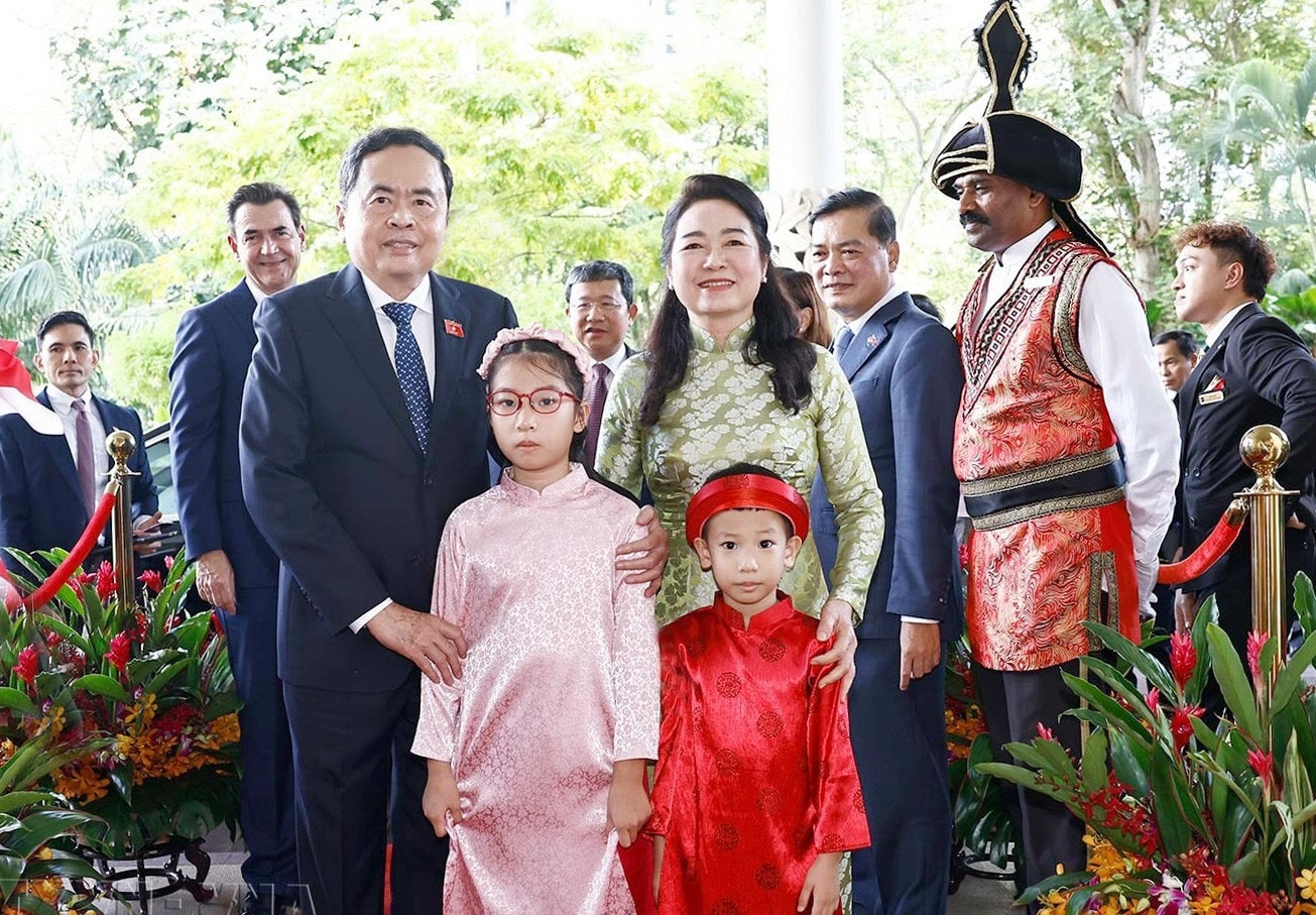 Đại diện cộng đồng người Việt Nam tại Singapore chào mừng Chủ tịch Quốc hội Trần Thanh Mẫn và Phu nhân. Ảnh: Doãn Tấn - TTXVN