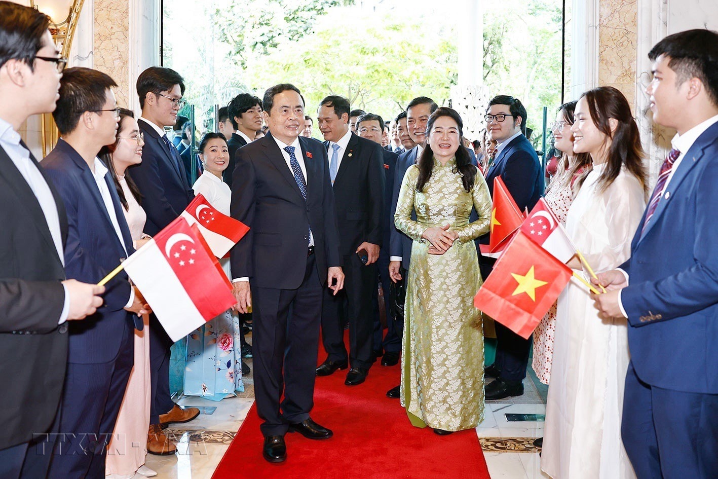 Đại diện cộng đồng người Việt Nam tại Singapore chào mừng Chủ tịch Quốc hội Trần Thanh Mẫn và Phu nhân. Ảnh: Doãn Tấn - TTXVN