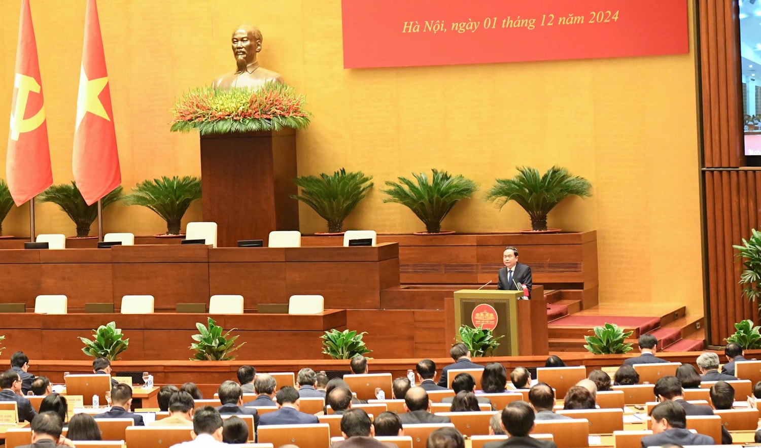 Chủ tịch Quốc hội Trần Thanh Mẫn trình bày chuyên đề "Giải pháp tháo gỡ những điểm nghẽn, nút thắt về thể chế". Ảnh: Lâm Hiển