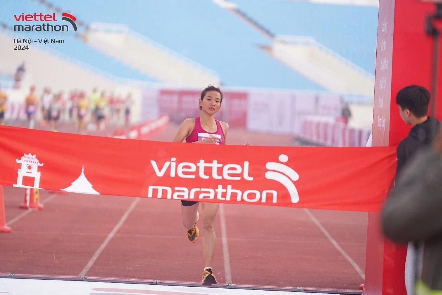 Nguyễn Thị Oanh lập kỷ lục quốc gia mới tại Viettel Marathon Hà Nội 2024, cự ly marathon nữ, về đích với tổng thời gian 2 giờ 39 phút 49 giây.