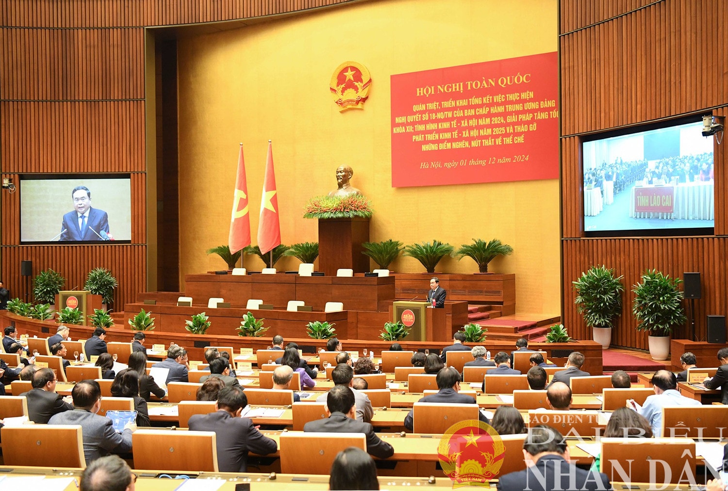 Chủ tịch Quốc hội Trần Thanh Mẫn trình bày chuyên đề "Giải pháp tháo gỡ những điểm nghẽn, nút thắt về thể chế". Ảnh: Lâm Hiển