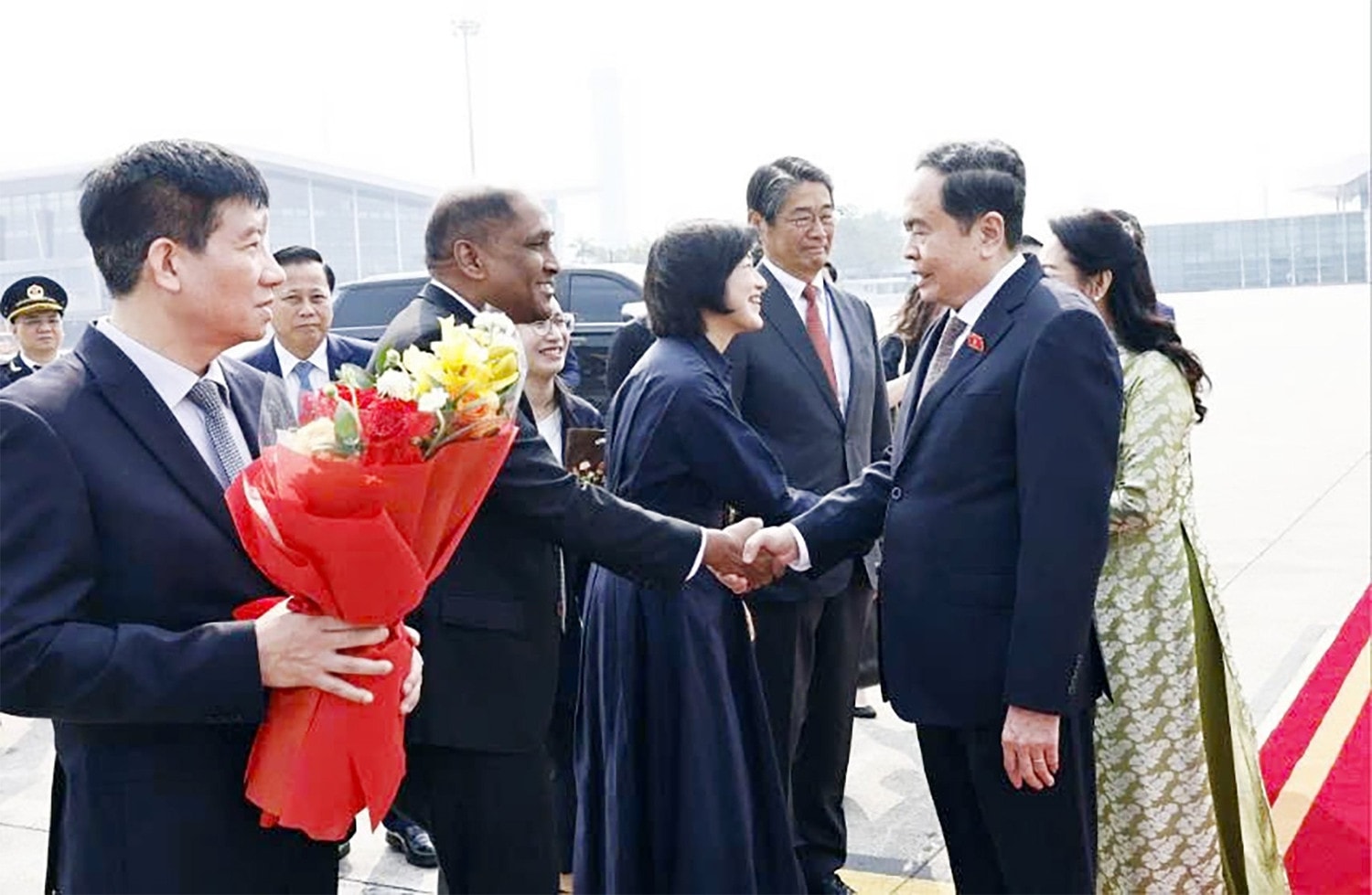Đại diện đại sứ quán Singapore và Nhật Bản cùng Phó Chủ nhiệm Văn phòng Quốc hội Phạm Đình Toản tiễn Chủ tịch Quốc hội Trần Thanh Mẫn cùng phu nhân và Đoàn đại biểu cấp cao Quốc hội nước ta, tại sân bay quốc tế Nội Bài. Ảnh: Doãn Tấn/TTXVN