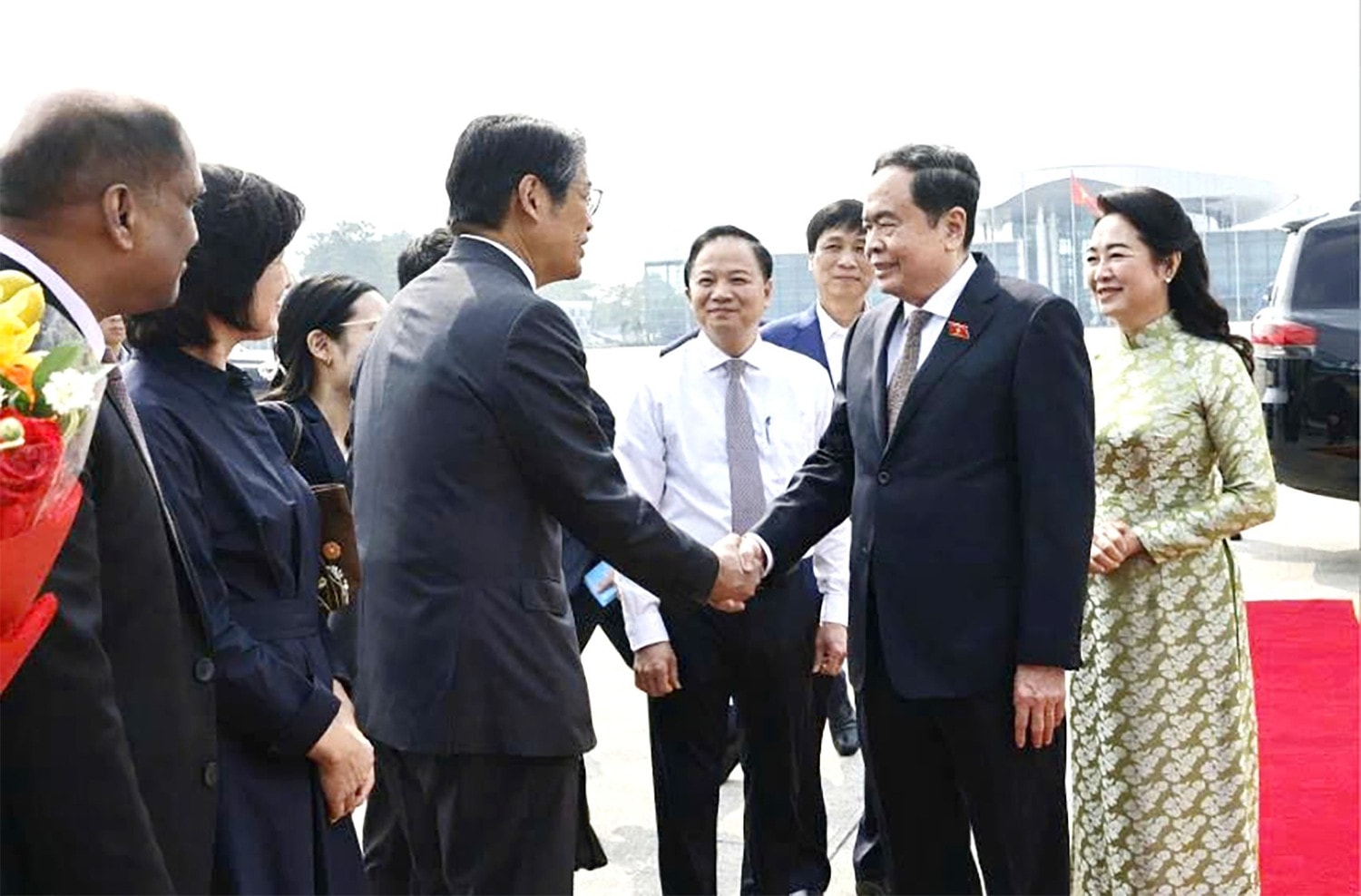 Đại diện đại sứ quán Singapore và Nhật Bản cùng Phó Chủ nhiệm Văn phòng Quốc hội Phạm Đình Toản tiễn Chủ tịch Quốc hội Trần Thanh Mẫn cùng phu nhân và Đoàn đại biểu cấp cao Quốc hội nước ta, tại sân bay quốc tế Nội Bài. Ảnh: Doãn Tấn/TTXVN