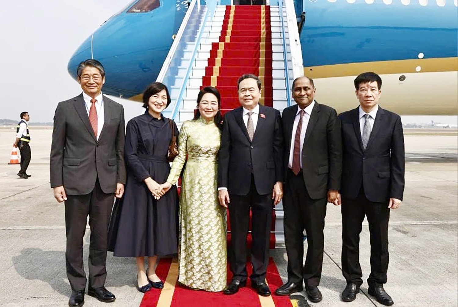 Đại diện đại sứ quán Singapore và Nhật Bản cùng Phó Chủ nhiệm Văn phòng Quốc hội Phạm Đình Toản tiễn Chủ tịch Quốc hội Trần Thanh Mẫn cùng phu nhân và Đoàn đại biểu cấp cao Quốc hội nước ta, tại sân bay quốc tế Nội Bài. Ảnh: Doãn Tấn/TTXVN