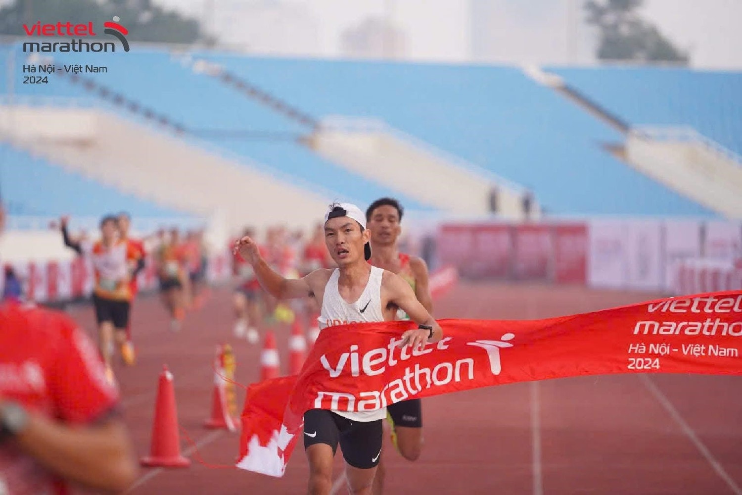 Hoàng Nguyên Thanh vô địch cự ly 42,195 km đường chạy quốc tế Viettel Marathon 2024 chặng Hà Nội sáng nay 1-12