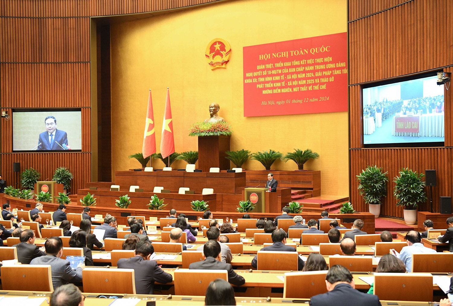 Chủ tịch Quốc hội Trần Thanh Mẫn trình bày chuyên đề "Giải pháp tháo gỡ những điểm nghẽn, nút thắt về thể chế". Ảnh: Lâm Hiển