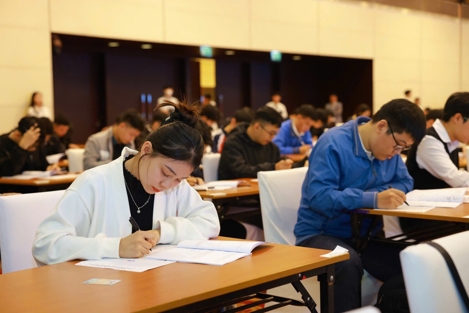 cac-thi-sinh-dang-tap-trung-lam-bai-thi-1.jpg