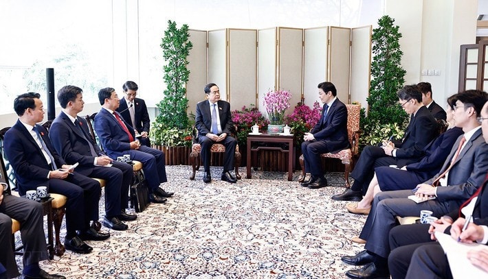 NA Chairman Tran Thanh Man (L) and Singaporean Prime Minister Lawrence Wong (Photo: Doan Tan) cn6.jpg