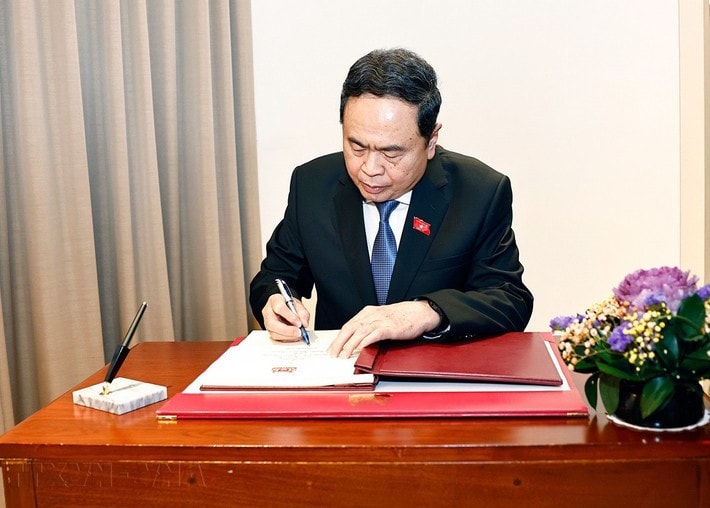 NA Chairman Tran Thanh Man signs the guestbook. (Photo: Doan Tan) cn7.jpg