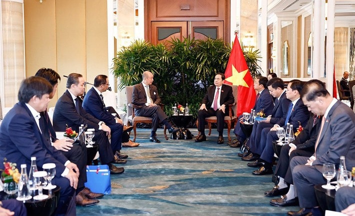 Chairman of the Vietnamese National Assembly Tran Thanh Man (R) receives Wee Ee Cheong, Deputy Chairman and Chief Executive Officer of United Overseas Bank (UOB). (Photo: Doan Tan) ct1h-thay3.jpg