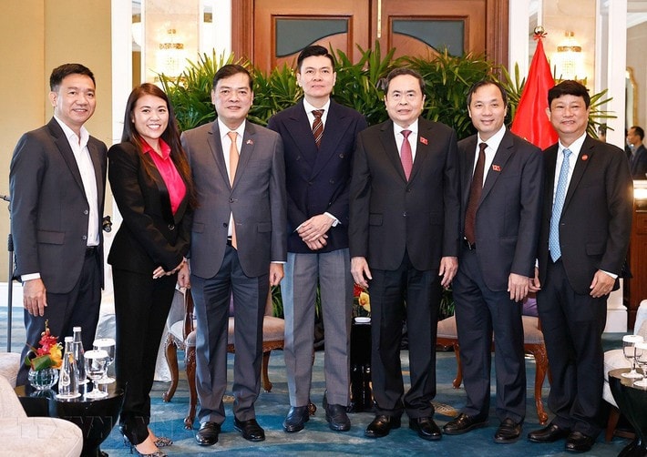 National Assembly (NA) Chairman Tran Thanh Man and delegates of VSIP Group (Photo: Doan Tan) ct1h-thay7.jpg