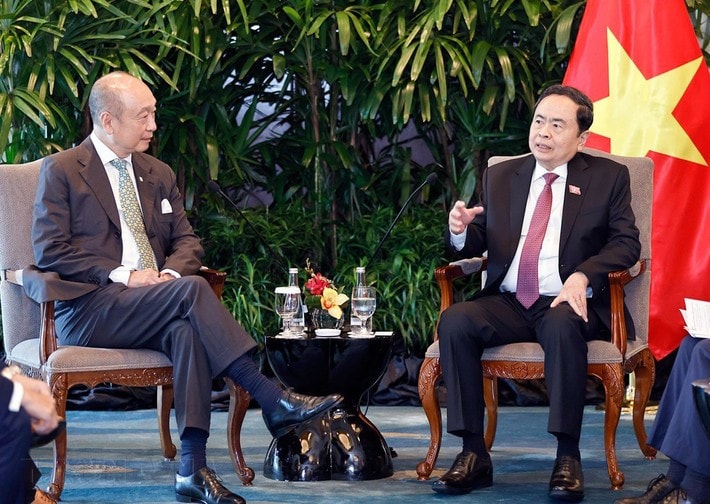 Chairman of the Vietnamese National Assembly Tran Thanh Man (R) receives Wee Ee Cheong, Deputy Chairman and Chief Executive Officer of United Overseas Bank (UOB). (Photo: Doan Tan) ct1h-thay2.jpg