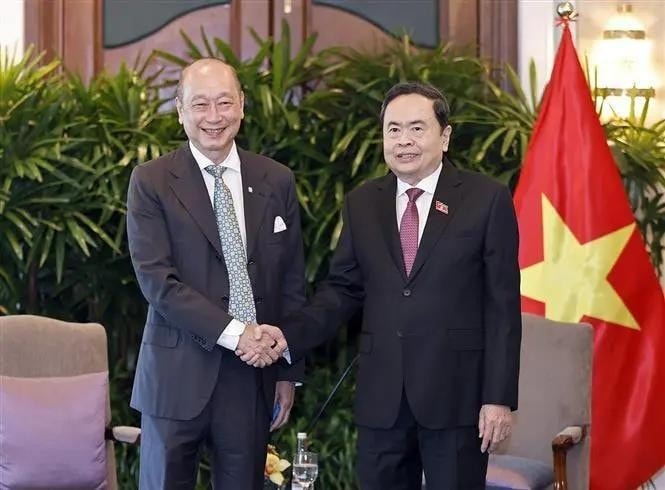Chairman of the Vietnamese National Assembly Tran Thanh Man (R) receives Wee Ee Cheong, Deputy Chairman and Chief Executive Officer of United Overseas Bank (UOB). (Photo: Doan Tan) Chairman of the Vietnamese National Assembly Tran Thanh Man (R) receives Wee Ee Cheong, Deputy Chairman and Chief Executive Officer of United Overseas Bank (UOB). (Photo: Doan Tan)