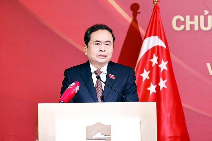 National Assembly (NA) Chairman Tran Thanh Man speaks at the meeting with representatives of the Vietnamese community in Singapore on December 1. (Photo: Doan Tan) ctqh-a2-3297.jpg