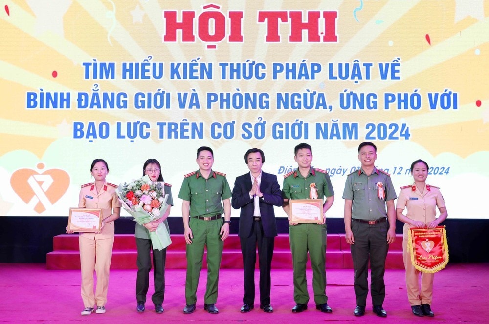 The team from the public security division of Dien Bien district win the first prize of the contest. (Photo: VNA) The team from the public security division of Dien Bien district win the first prize of the contest. (Photo: VNA)