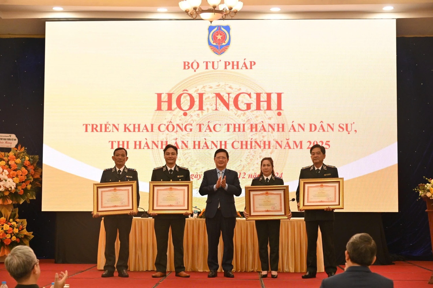 anh-3-thu-truong-mai-luong-khoi-trao-tang-phan-thuong-cho-cac-tap-the-co-thanh-tich-trong-nam-2024-anh-bn.jpg