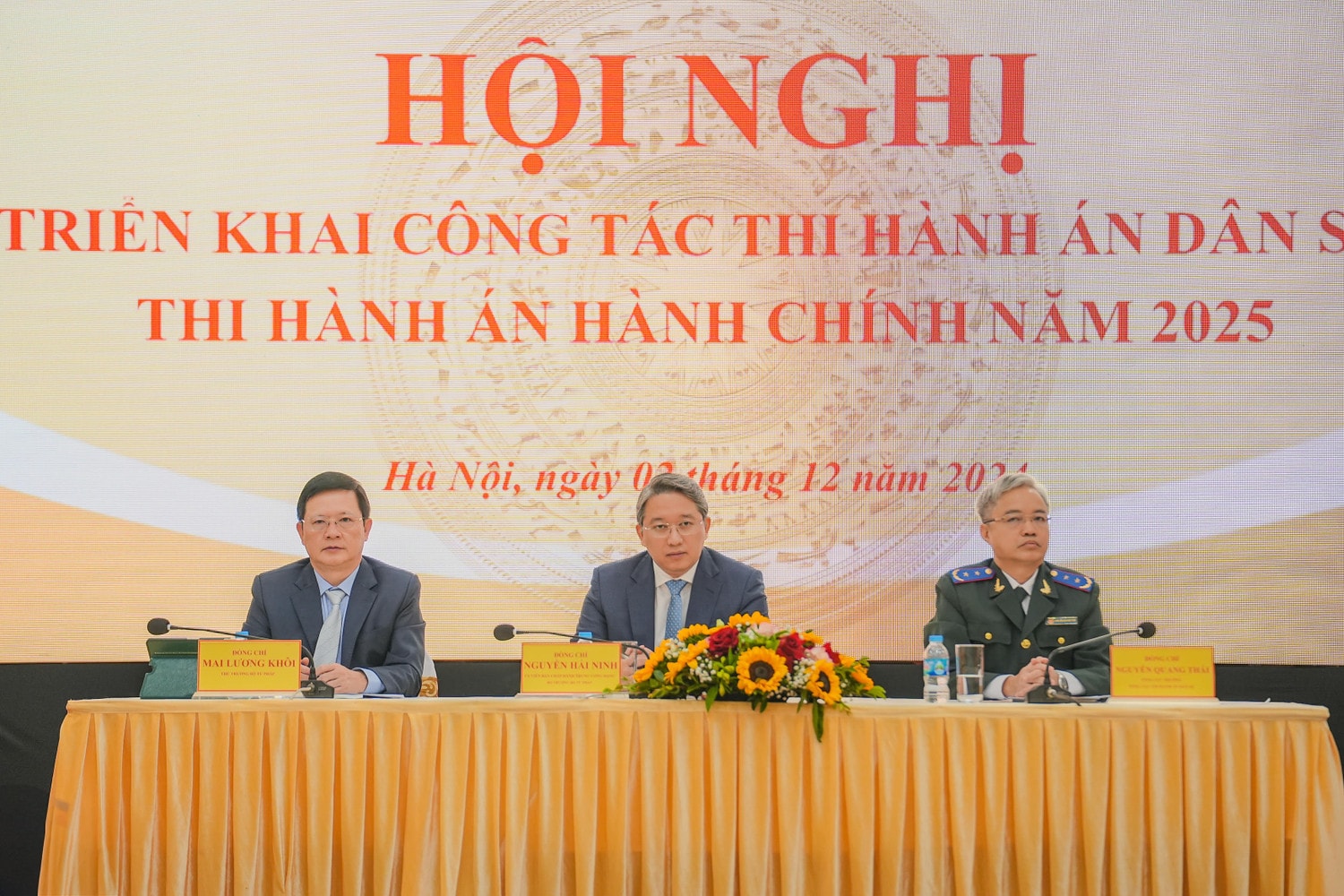 anh-1-bo-truong-nguyen-hai-ninh-thu-truong-mai-luong-khoi-tong-cuc-truong-nguyen-quang-thai-dieu-hanh-hoi-nghi-anh-bn.jpg