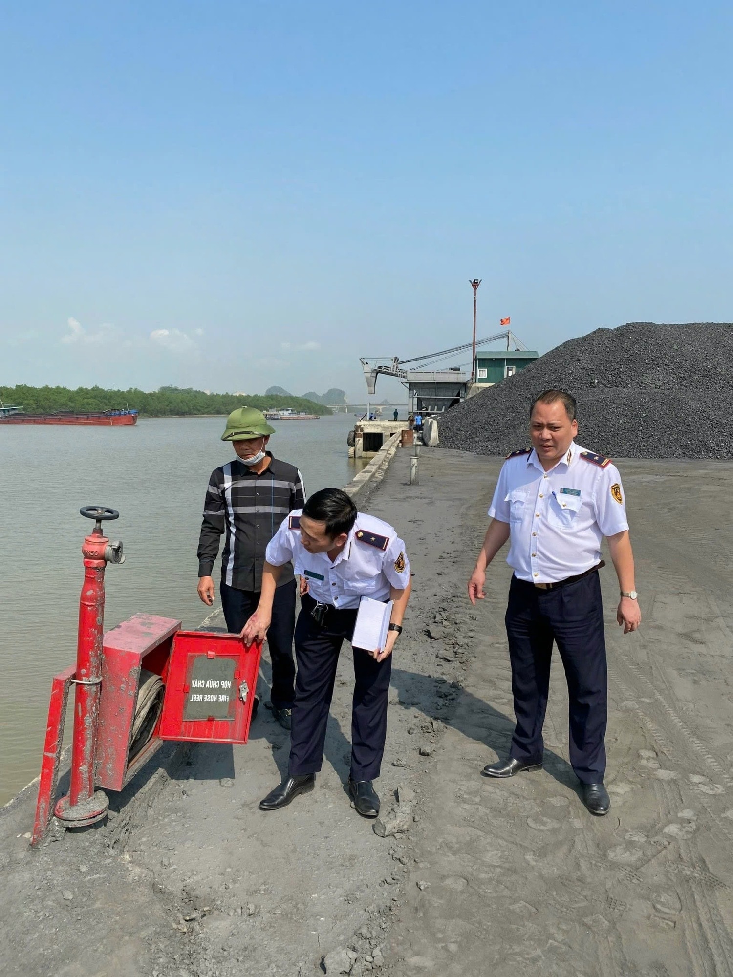 anh-2-cac-cang-vu-vien-cang-vu-duong-thuy-noi-dia-khu-vuc-1-kiem-tra-he-thong-pccc-tren-phuong-tien-van-tai-anh-bn.jpg