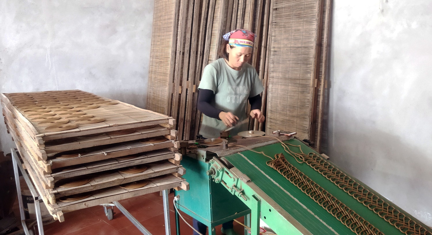 Người làm hương tại làng nghề hương xạ thôn Cao. Ảnh: T. Bình