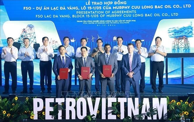 Thủ tướng Phạm Minh Chính chứng kiến lễ trao hợp đồng dự án Lạc Đà Vàng. Ảnh: Dương Giang/TTXVN